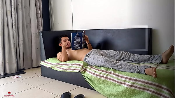 mientras estudio para_un examen mi hermanastra me pega una gran mamada