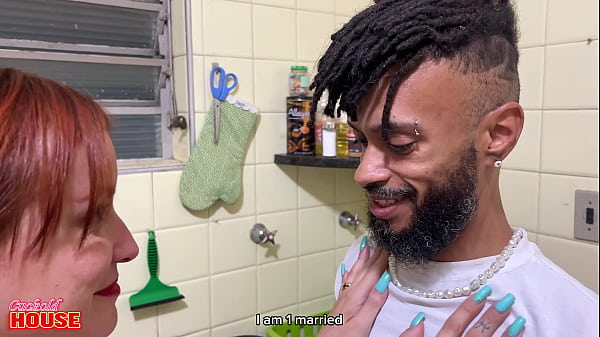 Corno Voyeur Assiste A Esposa Foder Entregador Do Supermercado Na Pr&oacute;pria Cozinha thumbnail