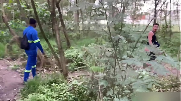 Cara seguiu trabalhador casado no mato, viu ele mijar e ofereceu uma mamada 