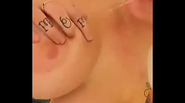 sexy mona en el ba&ntilde_o