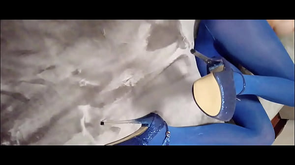 preview - Milf in blue: pantyhose, shoes, skirts 