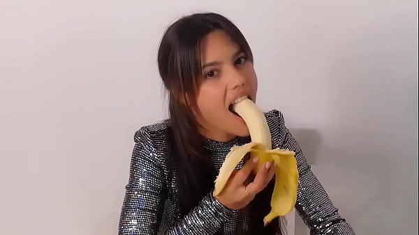 Play MP4 - Apolonia Lapiedra Sucking Banana
