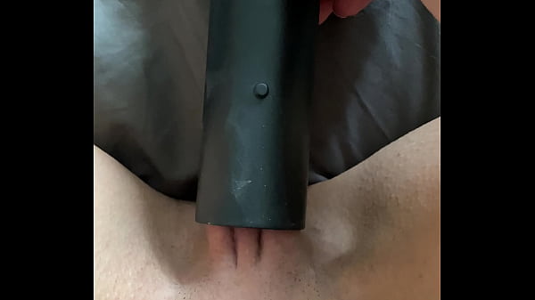 Teen_pussy soaks vacuum in cum