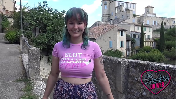 Play MP4 - Khala&comma; pulpeuse coquine&comma; baise en plein air