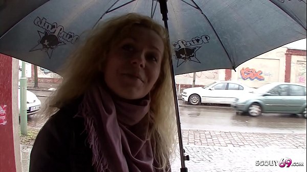 Play MP4 - Deutsche Hausfrau bei echten Strassen Casting in Berlin f&uuml;r Geld AO gefickt - German MILF