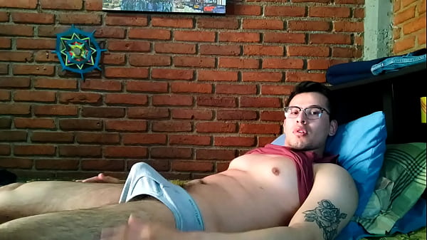 Joven Muestra Axilas, Culo, Pies Y Termina Haci&eacute;ndose Una Rica Paja thumbnail