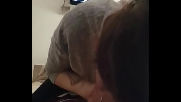 Petite chienne rousse me pompe le dart tout poilu