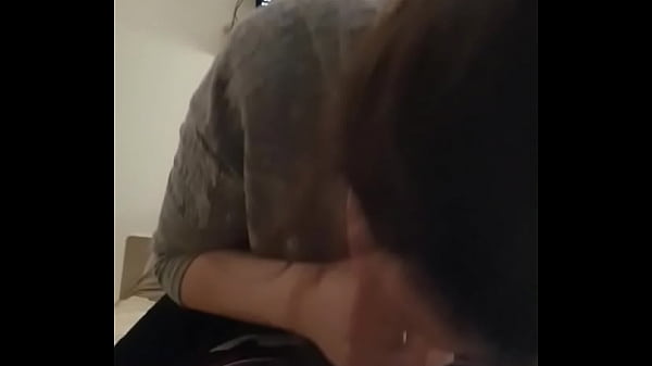 Grosse chienne rousse me bouffe la bite poilu