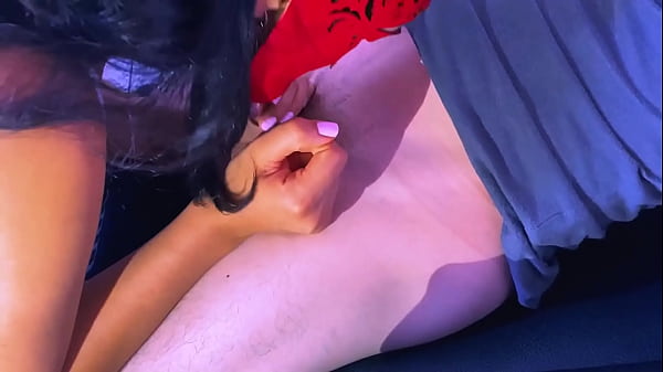 La madre de su amiga ten&iacute;a un cuerpo exuberante que lo hac&iacute;a desearla con pasi&oacute;n y no pod&iacute;a evitar fantasear con tenerla en su cama