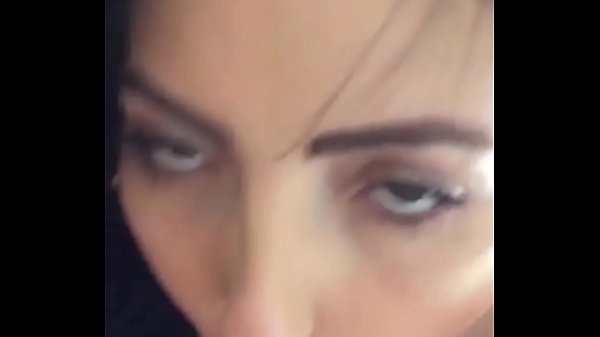 Play MP4 - Roqueiro safado estourando a buceta e o cu da morena ninfeta