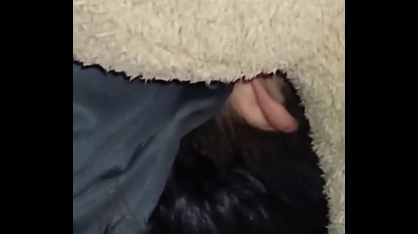 Pendejo de 20 es detonado por un oso maduro con su enorme polla