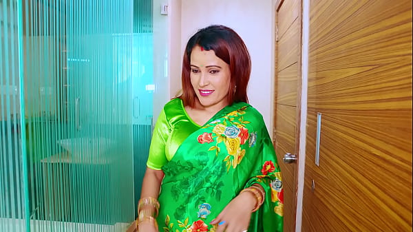 Play MP4 - Super hot Indian Bhabhi playing with her milky boobs