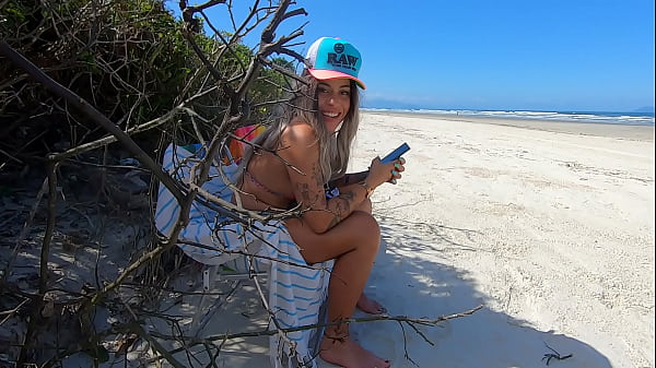 Play MP4 - Meninas se chupam no meio da praia - Pocahontas e Emme White - Public