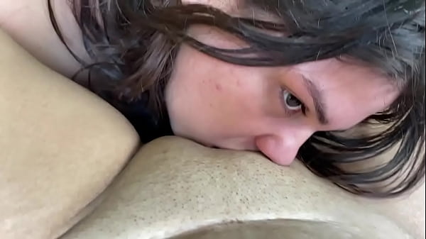 mientras tomaba el sol mi hermanastrame chupa mi apretado y_hermoso_coño