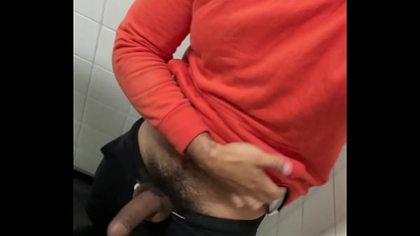 Gay De Joelhos Mamando A Pica Dos Trabalhadores Que Entraram No Banheiro Para Mijar. thumbnail