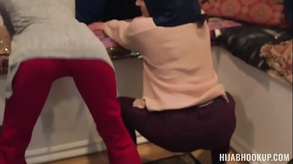 Play MP4 - Muslim teen bride and her arab BFFs fuck a BBC stripper