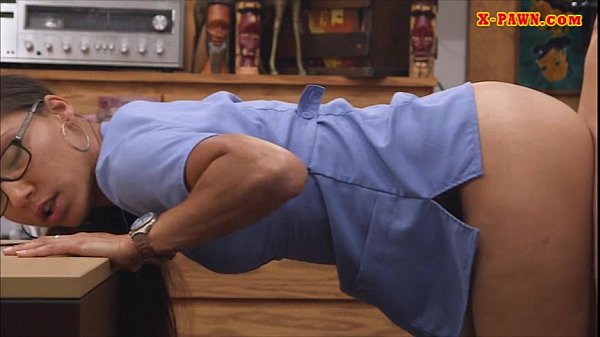 Babe in_need of_money fucked by_pawn manin the_backroom