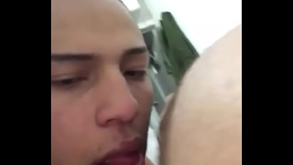 cunilingua no rabo do amigo 