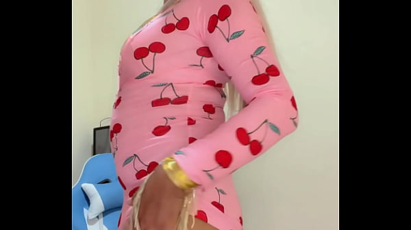 Play MP4 - Tetas sacando leche de transexual