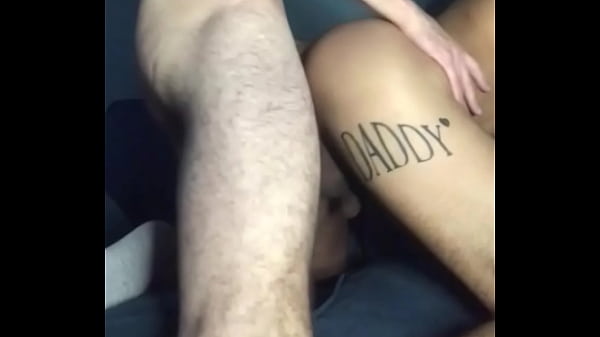 Con mi amigo hetero nos divertimos - nos encanta meternos bien la polla en nuestros culos despu&eacute;s del partido - bareback- sem camishina 