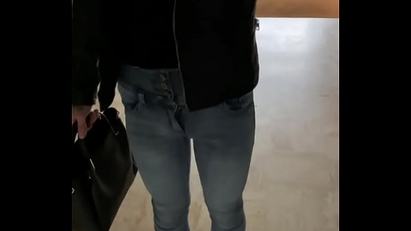 Nonton Pipi Hall Ob&eacute;issante thumbnail