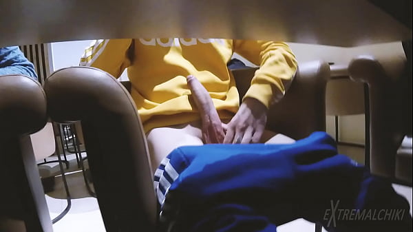 Play MP4 - Wanking teen on fastfood cours