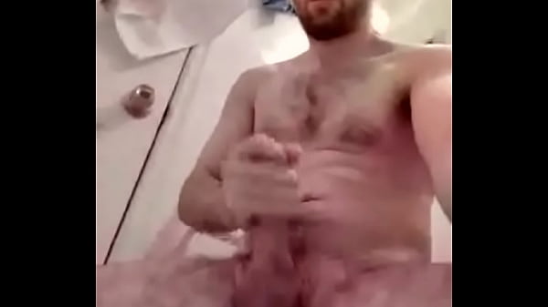 macho se ,masturba viendo fake 