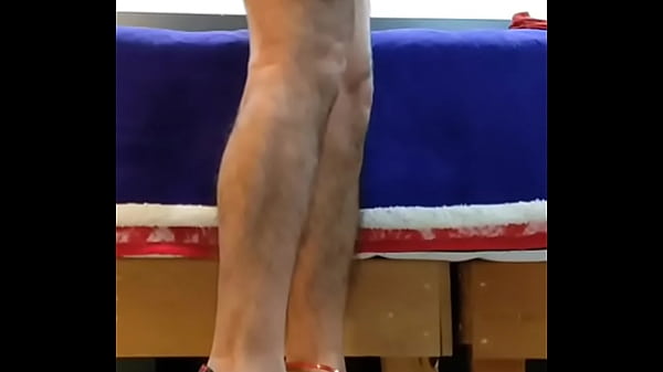 Que rica travesti con medias, pantimedias y tacones 