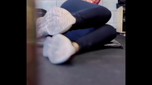 Treinando na minha academia fiquei toda molhadinha escorreu nas minhas pernas !(Em p&uacute;blico) 