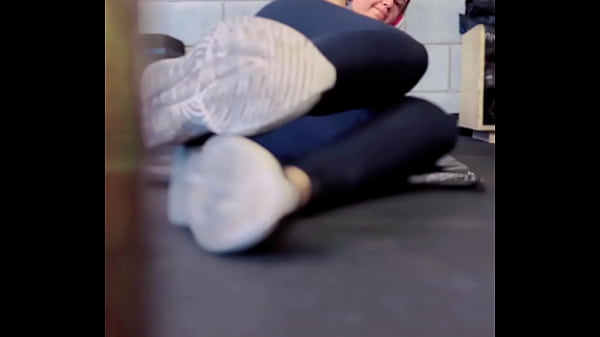 Play MP4 - Treinando na minha academia fiquei toda molhadinha escorreu nas minhas pernas &excl;&lpar;Em p&uacute;blico&rpar;