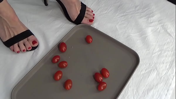 Nonton I Trample Tomatoes With My Feet thumbnail