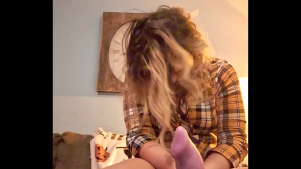 Play MP4 - Behind the scenes bloopers with Elena