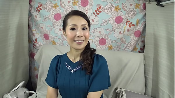 Play MP4 - はじめての固定バイブ生電話 美人な奥様たちにエッチなゲームしながら旦那様に電話してもらいました！ 電話しながらバイブズボズボされて欲情！？Part8