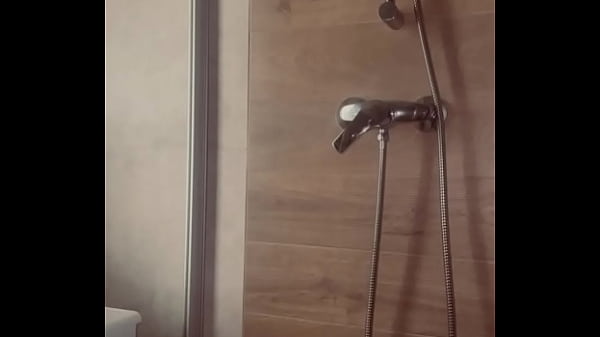 Nonton Shower Can Go Wrong Really Quickly thumbnail