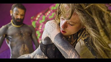 Nonton Heavily Tattooed Girl Takes Hard Anal While Getting Fucked Raw thumbnail