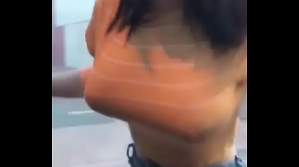 Novinha se exibindo em publico