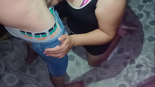 Medi sexy en vestido negro oral y perrito