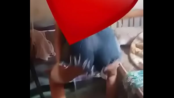 Novinha Dan&ccedilando Funk de shortinho