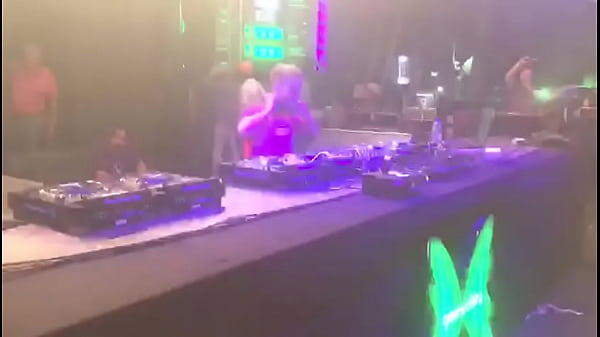 Joven usa vagina como controladora