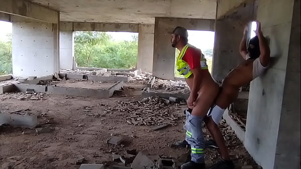 Play MP4 - Pe&atilde;o de obra teve duas grandes surpresas ao visitar o predio em obra&period;