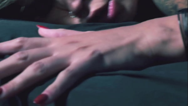 I'm dying to have warm cum on my toes