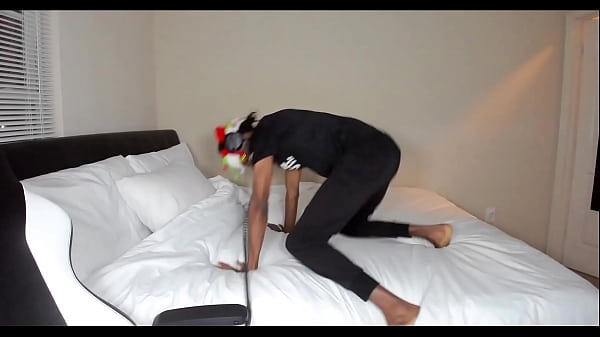 Streamer gets on his bed and twerks 