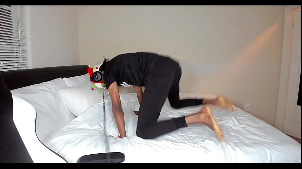 Streamer gets on his bed and twerks 