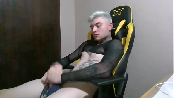 Play MP4 - uma garota quis cobrar um alto valor pra eu penetrar nela dai eu disse com esse pre&ccedil;o eu se masturbo na sua frente e passa olha minha cara de preocupado&comma;"logo eu que por onde passo todos me come com o olho"