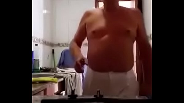 Play MP4 - vov&ocirc; coroa e amigo fudendo na cozinha