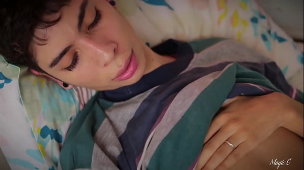 Masturbaci&oacute;n jovencito delgado me jalo mi verga grande con aceite hasta correrme unos ricos chorros de leche espesa