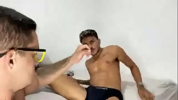 Meu amigo da Escola era PAUZUDO e eu n&atilde;o aguentava v&ecirc; o Pauz&atilde;o na cal&ccedil;a dele at&eacute; que chamei ele pra ir na minha casa 