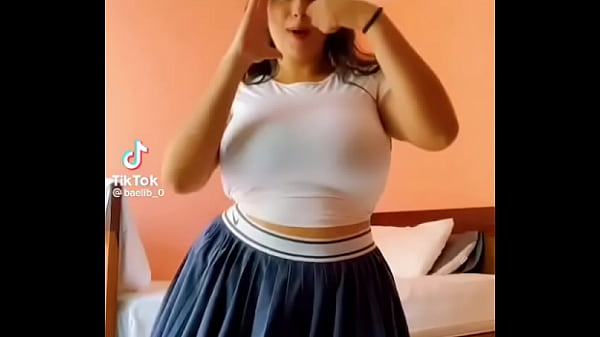 Bailo y se me ven grandes mis pechos 