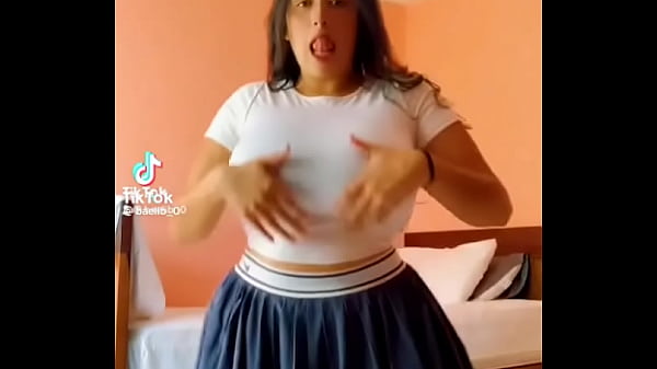 Bailo y se me ven grandes mis pechos 