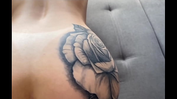 Play MP4 - Minha namorada saiu&comma; e a enteada n&atilde;o perdeu tempo&comma; foi logo sentando em mim&comma; e a safada ainda me deu o cu&excl;